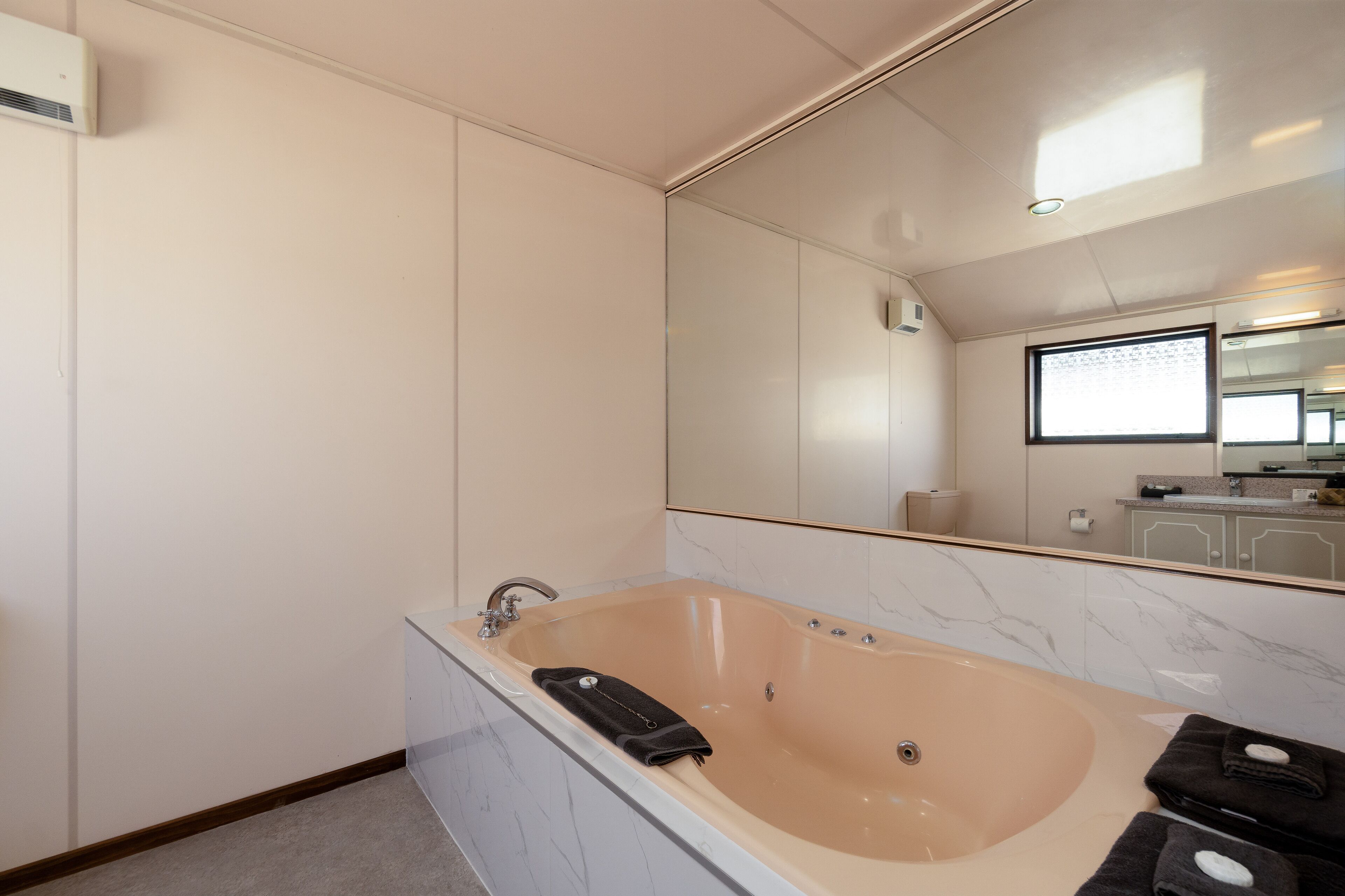 executive suite | bathroom | free toiletries, hair dryer, towels