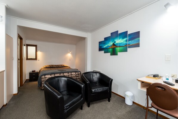 Studio Unit Small | Free WiFi, bed sheets - Centennial Court Hotel (Alexandra)