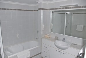 Apartamento standard, 1 quarto, cozinha | Banheiro | Toalhas de banho 