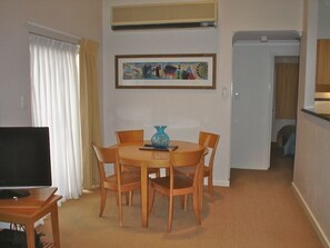 City Apartment, 2 Bedrooms, Kitchen (City Outlook) | Dining