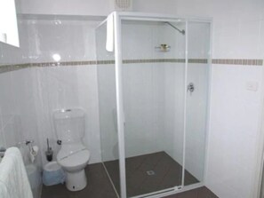 Habitació estàndard | Bany | Articles de tocador gratuïts i tovalloles 