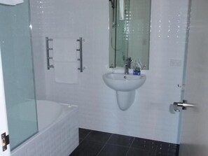 Separate tub and shower, hair dryer, towels - Marinaview Apartments (Gisborne)