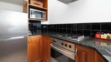 Casa de campo, 1 habitación, vista al océano | Cocina privada | Refrigerador con congelador, microondas, horno y parrilla de estufa