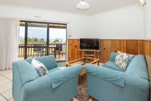 Living area - Ocean Breeze Cottages (Norfolk Island)