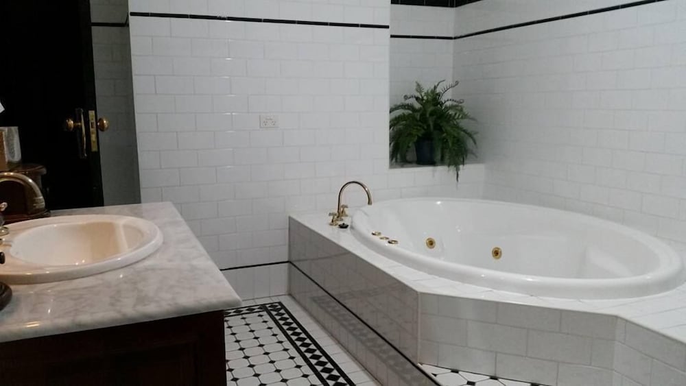 Petersons Armidale Winery & Guesthouse by null