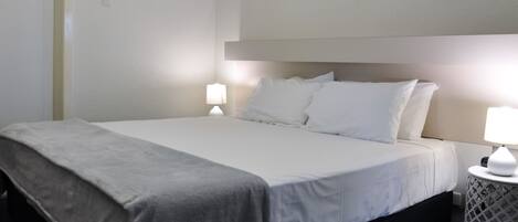 Deluxe kamer, 1 kingsize bed | Pillowtop-bedden, een bureau, een strijkplank/strijkijzer, gratis wifi