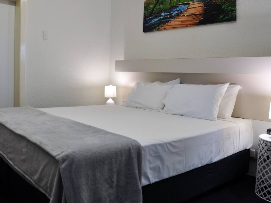 Rom – deluxe, 1 kingsize-seng | Senger med overmadrass, skrivebord og strykejern/-brett