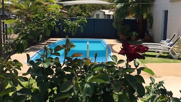 Utomhuspool och solstolar