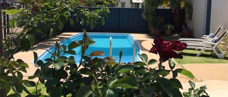Utomhuspool och solstolar