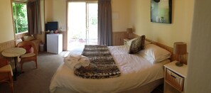 Egyptian cotton sheets, premium bedding, blackout drapes - Yarraglen BnB (Yarra Glen)