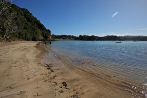 Praia particular, areia branca, prática de mergulho autônomo 