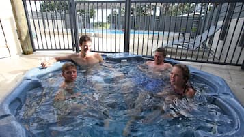 Tina de hidromasaje al aire libre