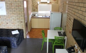 Fridge, coffee/tea maker, electric kettle - City Motor Inn Toowoomba (South Toowoomba)