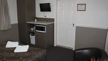 Deluxe Studio, Non Smoking (Deluxe Studio Room) | Soundproofing, iron/ironing board, free WiFi, bed sheets