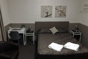 Deluxe Studio, Non Smoking (Deluxe Studio Room) | Soundproofing, iron/ironing board, free WiFi, bed sheets - City Motor Inn Toowoomba (South Toowoomba)