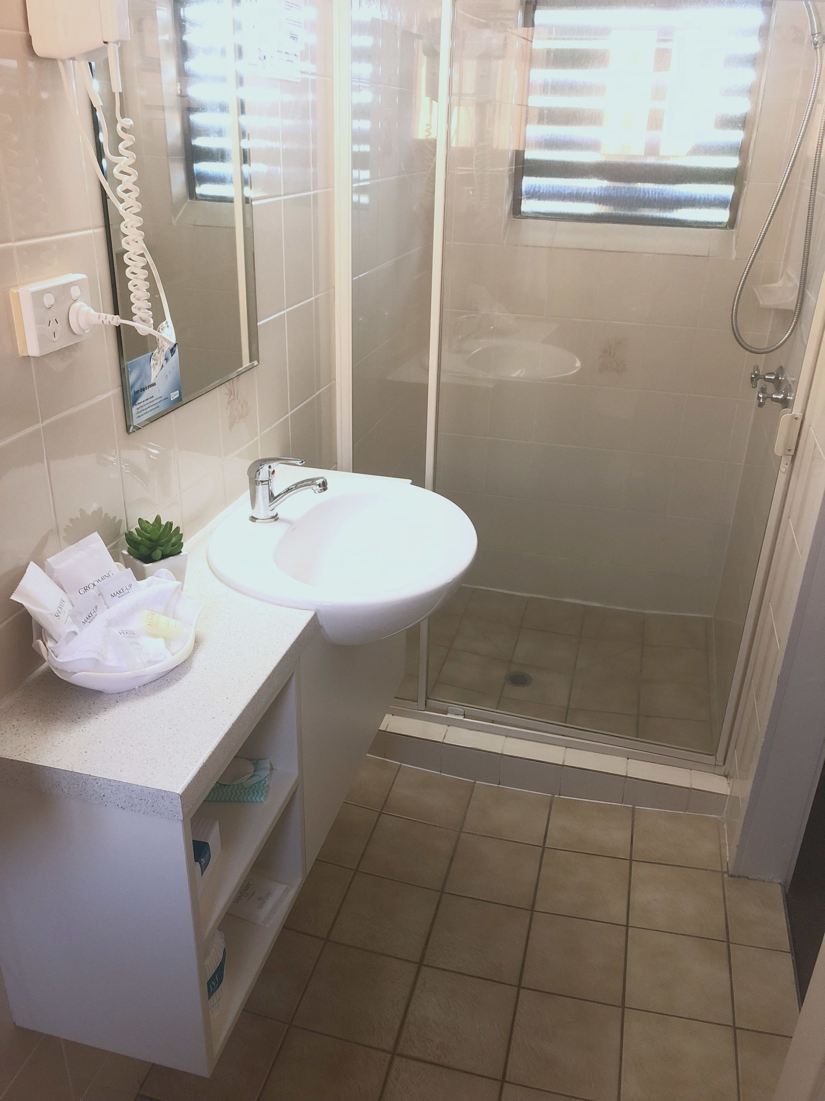 Deluxe Studio, Non Smoking (Deluxe Studio Room) | Bathroom | Shower, free toiletries, towels