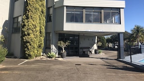 A building with a sign reading "East Port Motor." It has a maximum clearance of 2.4 meters. - East Port Motor Inn (Port Macquarie)