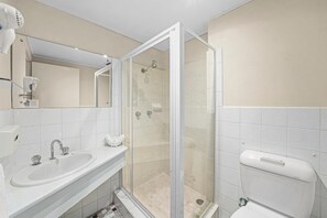 Shower, hair dryer, towels - East Port Motor Inn (Port Macquarie)