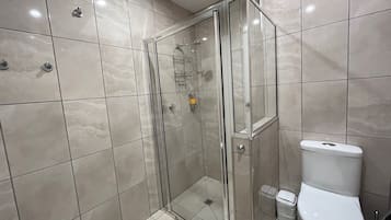 Deluxe-huone, 2 makuuhuonetta, keittotila | Kylpyhuone | Suihku, ilmaiset hygieniatuotteet, hiustenkuivaaja, pyyhkeet