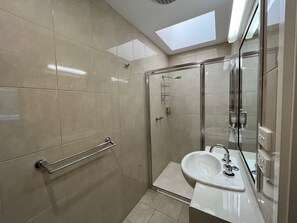 Superior Deluxe Queen Room | Bathroom | Shower, free toiletries, hair dryer, towels - Ryley Motor Inn (Wangaratta)