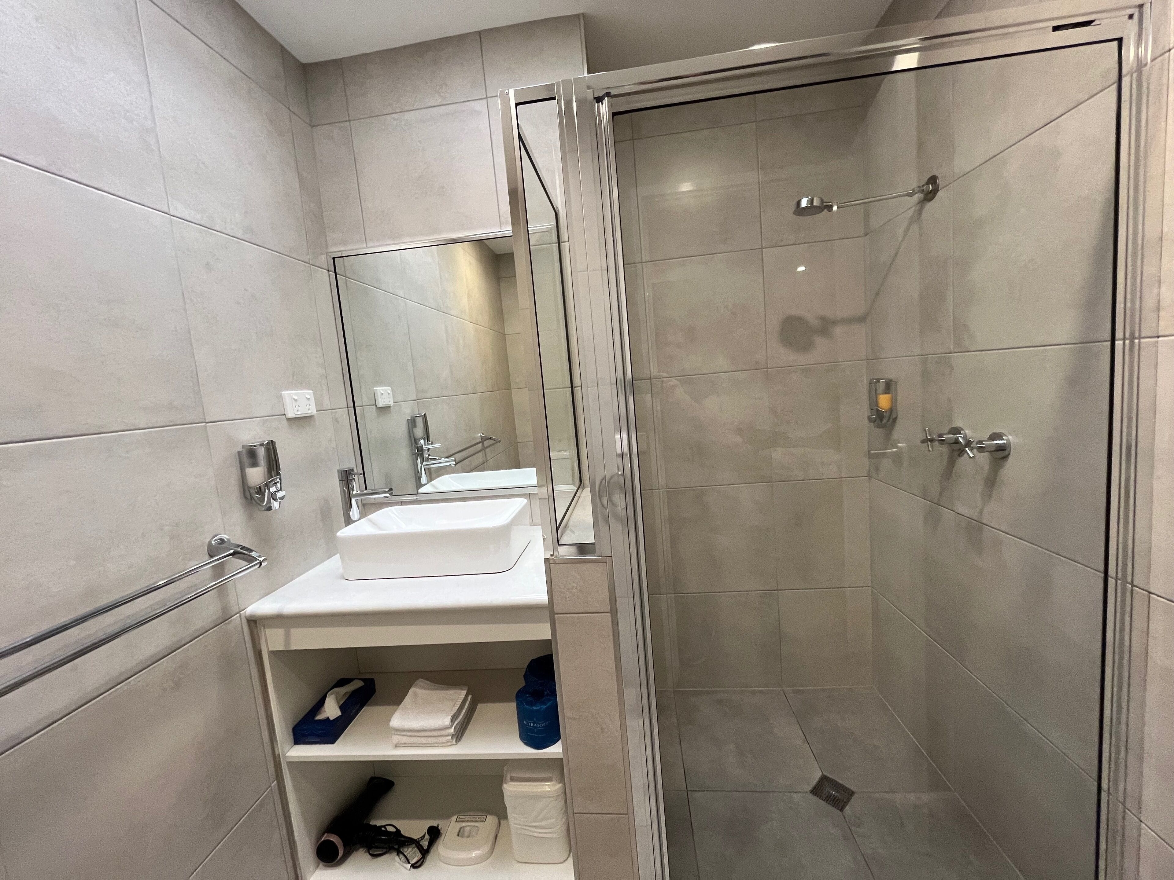 华丽客房, 1 间卧室 | 浴室 | 淋浴设施、免费洗浴用品、吹风机、毛巾