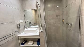 Superior Deluxe Family Room - 1 room | Bathroom | Shower, free toiletries, hair dryer, towels