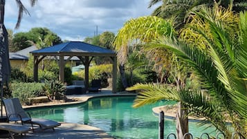 2 piscinas externas, funciona das 9h às 21h, guarda-sóis