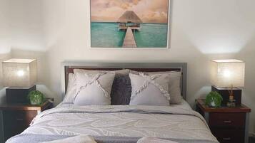 Honeymoon Villa, 1 Bedroom, Jetted Tub, Garden Area | Cadar kapas Mesir, peralatan tempat tidur premium, gebar bulu kapas