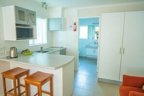 Studio – executive, 1 kingsize-seng | Eget kjøkken | Mikrobølgeovn, vannkoker, brødrister og kjøkkenutstyr