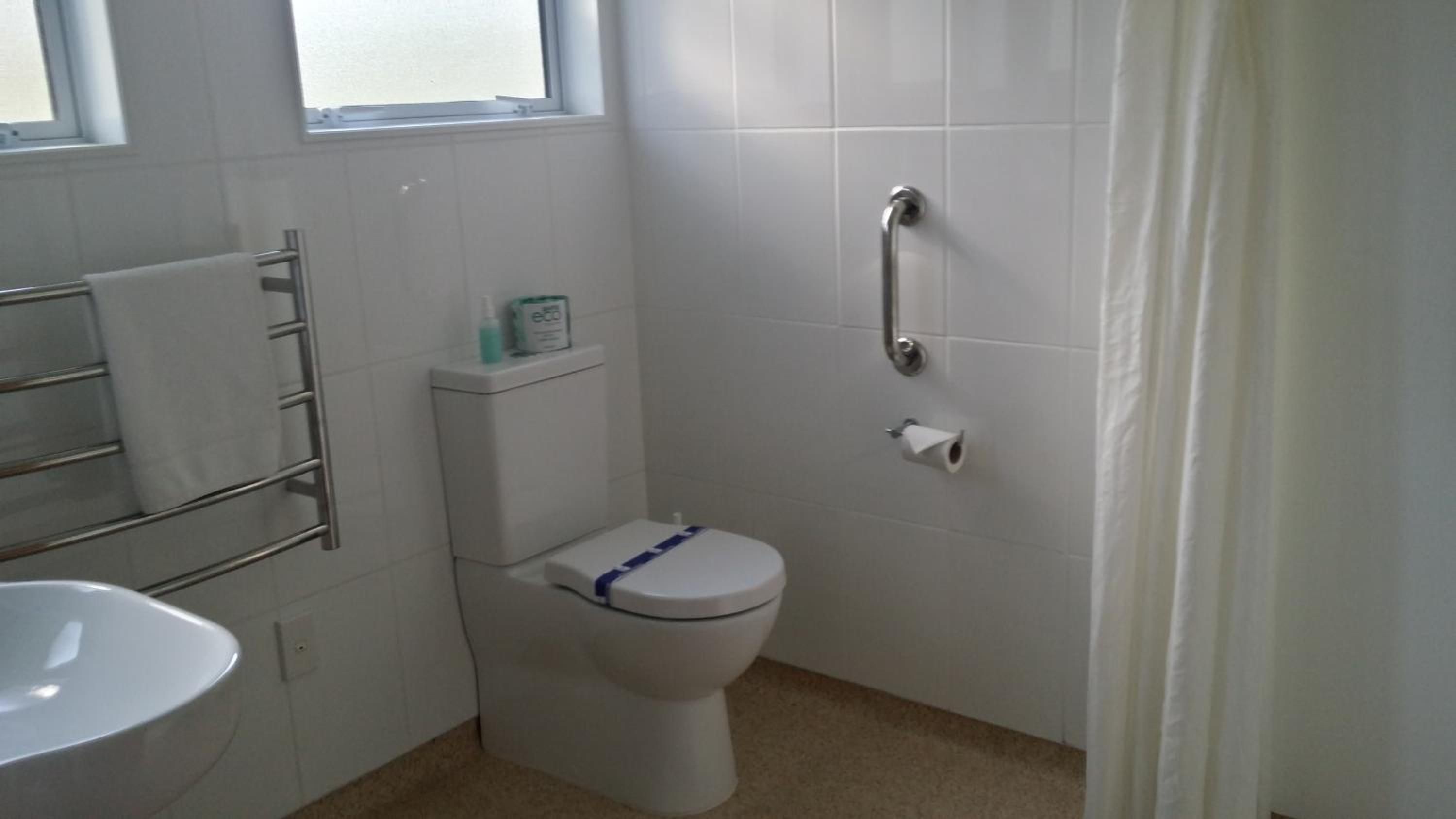 Un bany petit i net amb vàter, barana i rentamig.