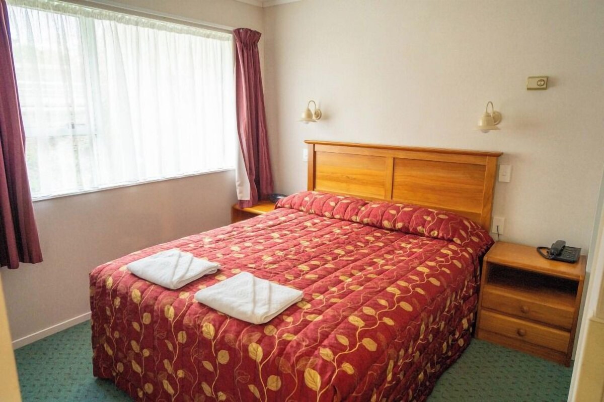 Apartment, 2 Bedrooms | Desk, laptop workspace, iron/ironing board, WiFi (free)