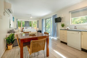 Televisión de pantalla plana, mesa de ping pong