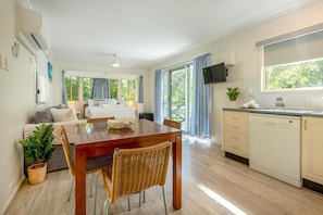 Cabaña clásica | Zona de estar | Televisión de pantalla plana de 27 pulgadas con canales digitales