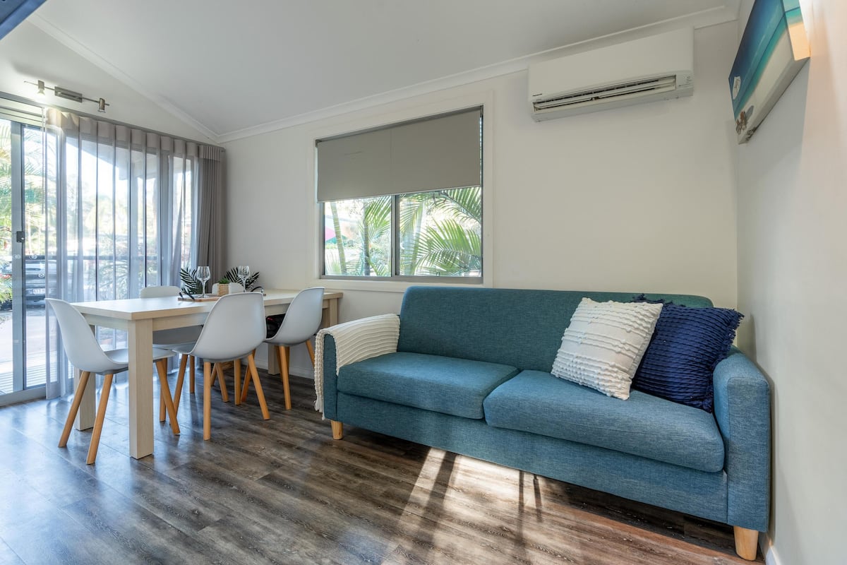 Cabaña familiar, 2 habitaciones (Poolside Hut) | Zona de estar | Televisión de pantalla plana de 27 pulgadas con canales digitales