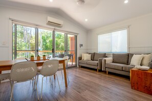 尊荣别墅 | 起居区 | 27-英寸纯平电视（配备数码频道）、电视、乒乓球