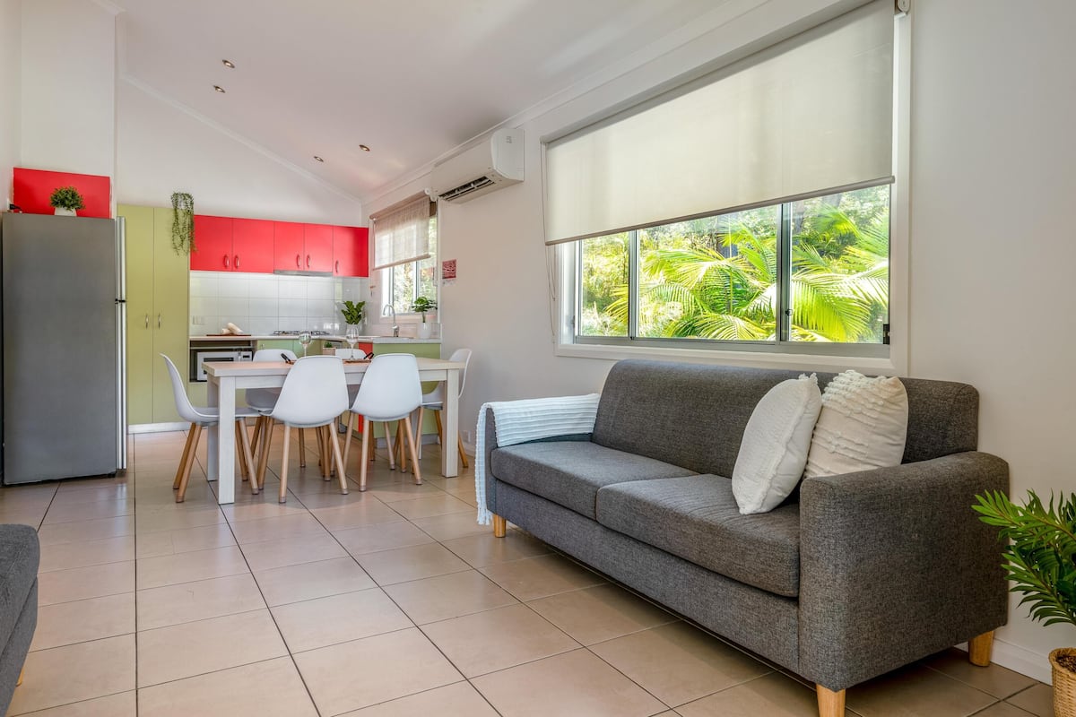 Suite (Elevated Surf Shack) | Zona de estar | Televisión de pantalla plana de 27 pulgadas con canales digitales