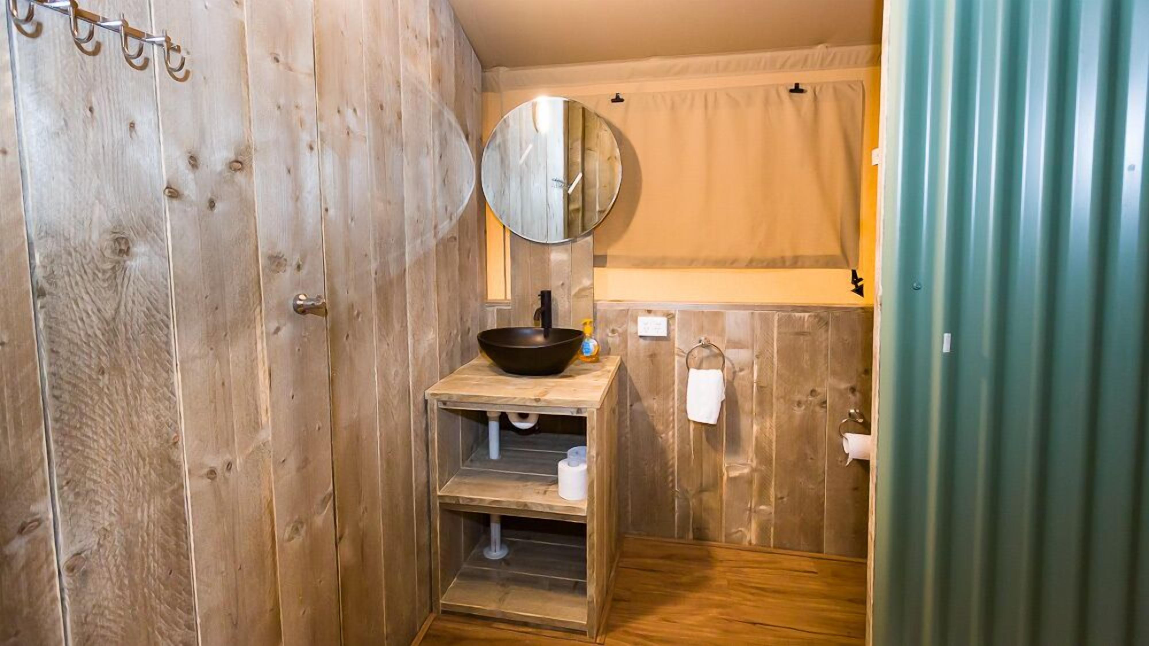 Douche, articles de toilette gratuits, sèche-cheveux