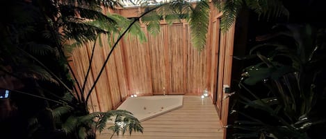 Standard Suite, 1 Bedroom, Non Smoking, Kitchen (Valley View) | Private spa tub