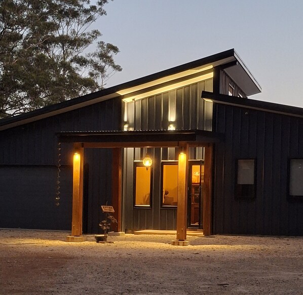 Un bâtiment moderne doté d’une grande entrée, d’un porche abrité et d’une porte de garage bien visible.