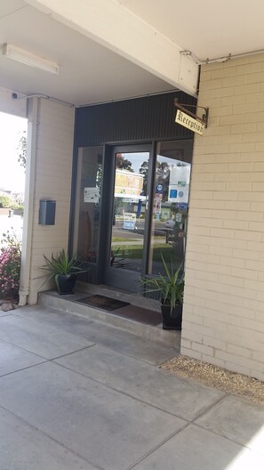 Property entrance - Bairnsdale Town Central Motel (Bairnsdale)