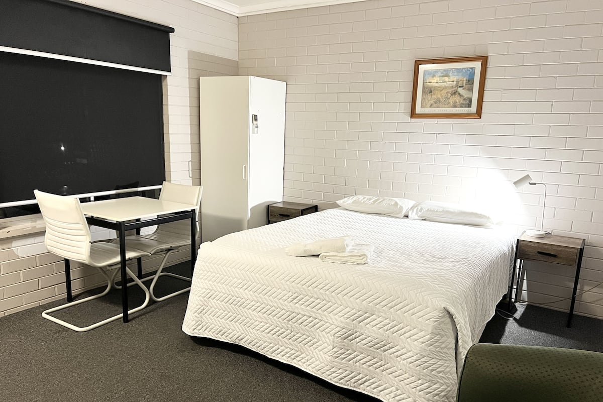 ห้องสแตนดาร์ดสวีท, 1 ห้องนอน, ปลอดบุหรี่ (Queen Room) | Wi-Fi ฟรี, ผ้าปูที่นอน