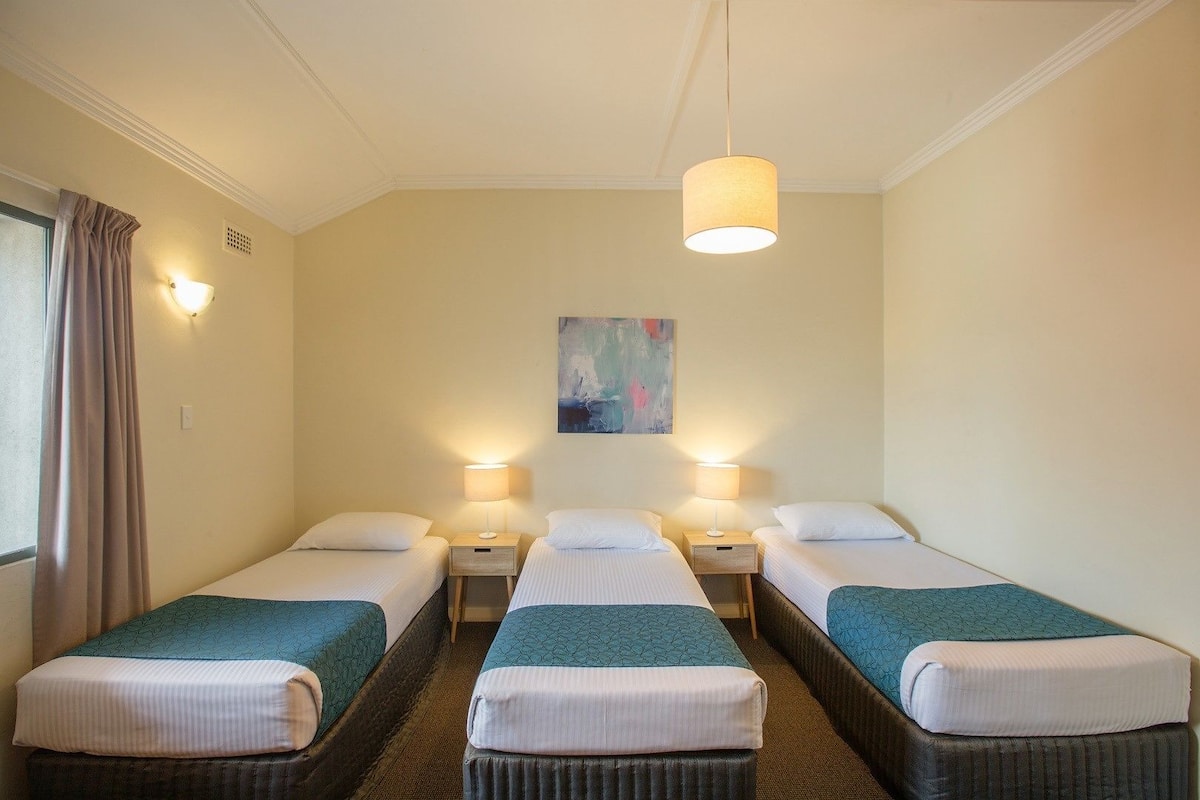 1 slaapkamer, individueel gemeubileerd, een strijkplank/strijkijzer