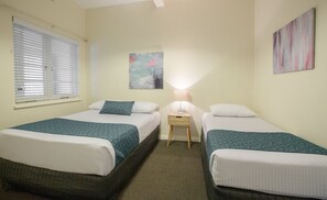 1 chambre, ameublement personnalisé, fer et planche à repasser