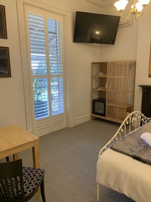 King Room with Spa | Individually decorated, individually furnished, iron/ironing board - Arundel's Boutique Accommodation (Fremantle)