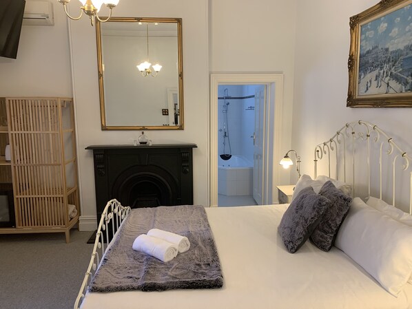 King Room with Spa | Iron/ironing board, free WiFi - Arundel's Boutique Accommodation (Fremantle)