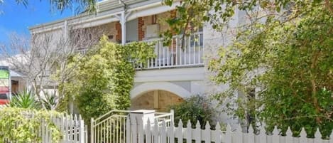 Fachada de la propiedad