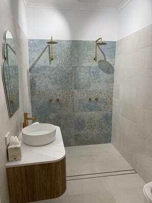 King room with Ensuite | Bathroom | Hair dryer, towels - Arundel's Boutique Accommodation (Fremantle)