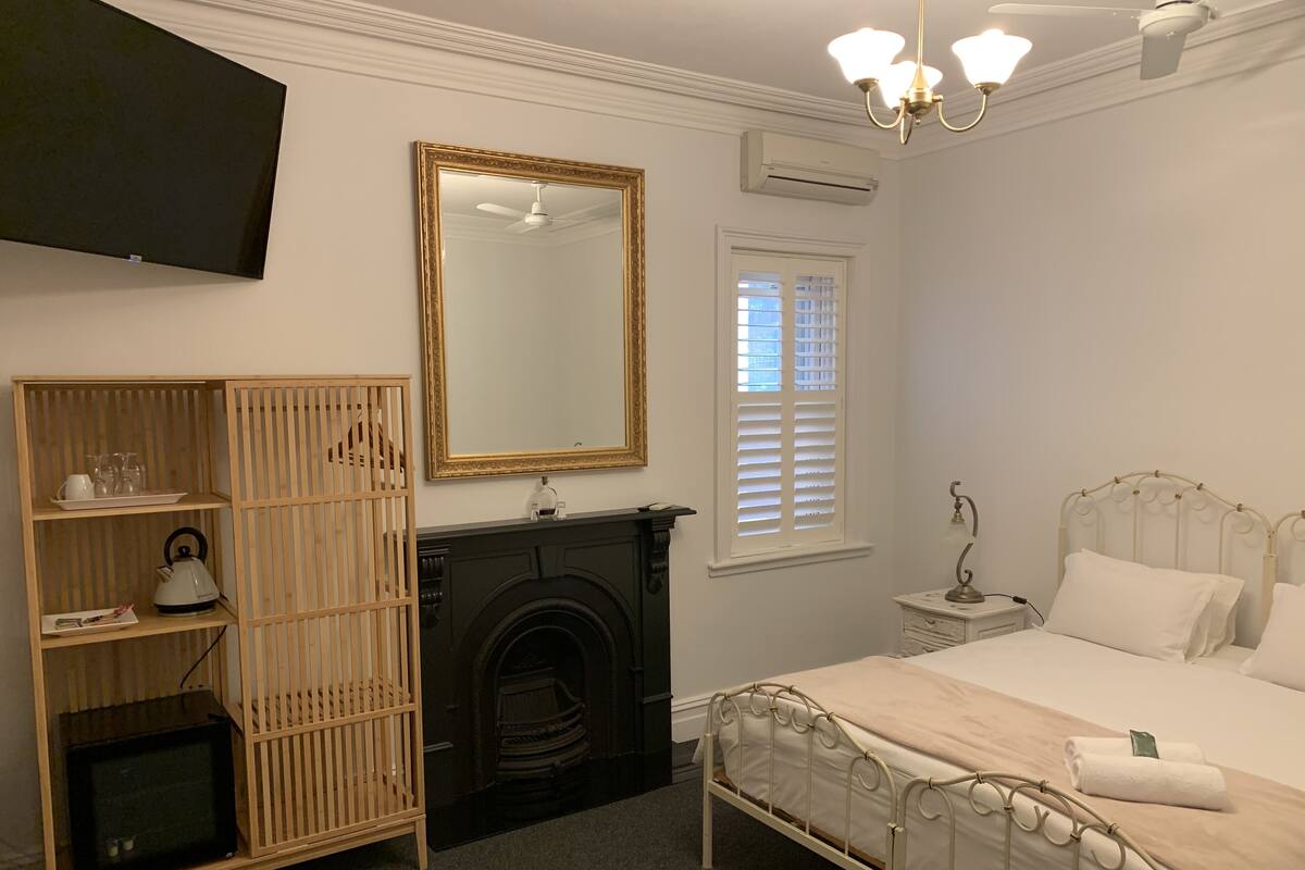 King room with Ensuite | Individually decorated, individually furnished, iron/ironing board