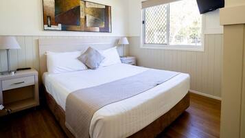 Iron/ironing board, bed sheets