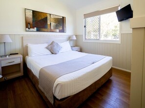 Een strijkplank/strijkijzer, beddengoed